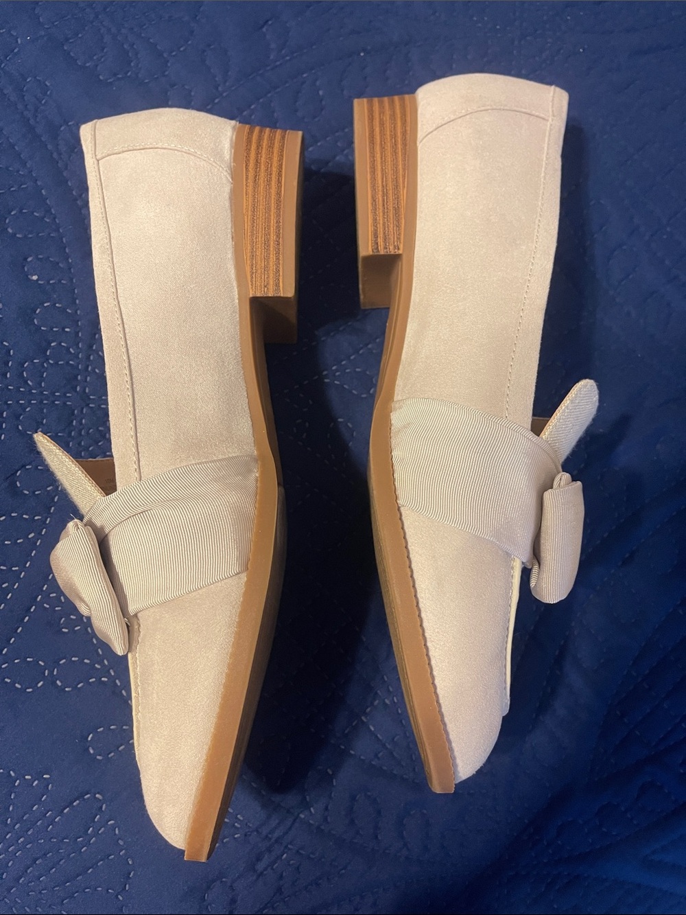 Bandolino Cream Bow Loafers for Women - Picture 4 of 7
